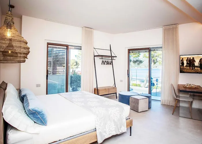 Vistamare Suite & Room